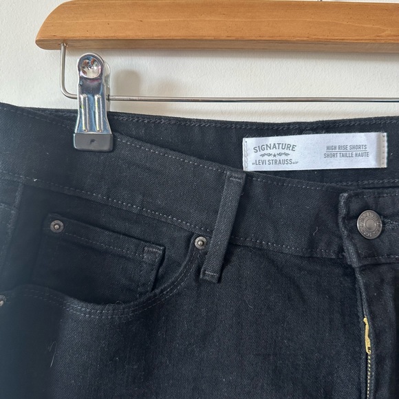 Levi's Signature High Rise Shorts - Picture 3 of 7